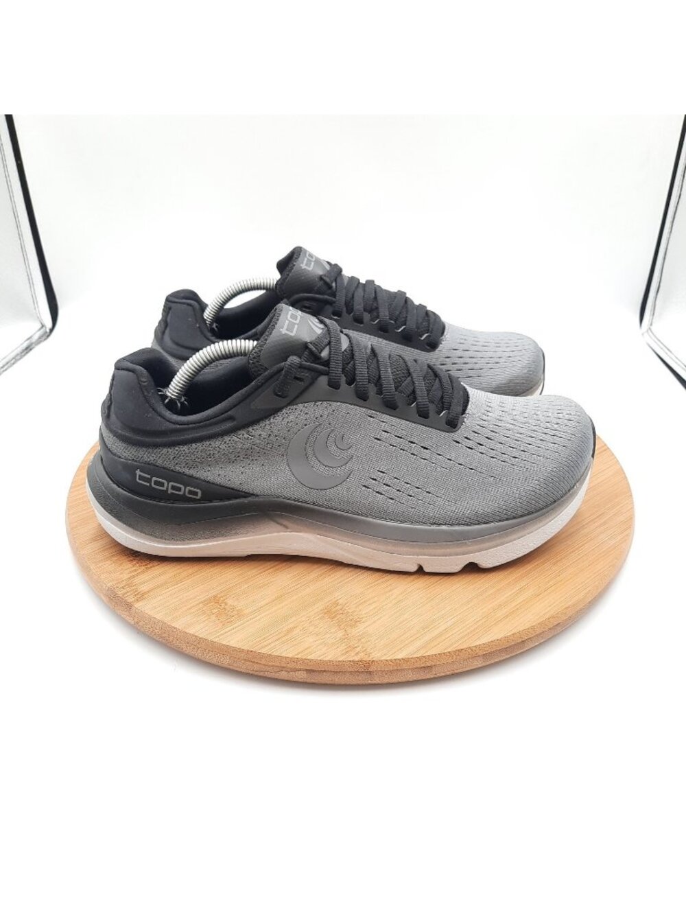 Topo Magnify 5 Womens Size 8 Shoes Charcoal Black Zero Drop Running Sneakers